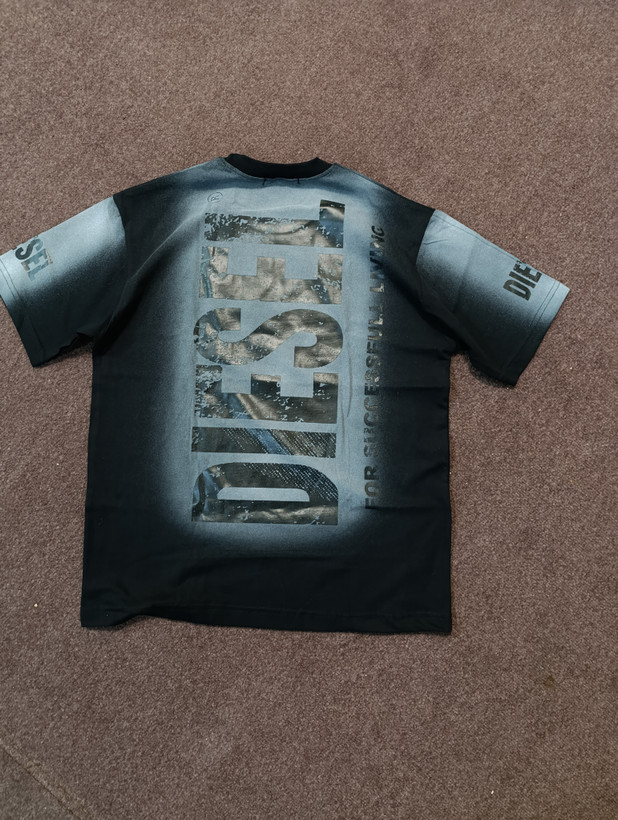 تیشرت طرح دار باکسی استین کوتاه پشت چاپ برند disel رنگ مشکی