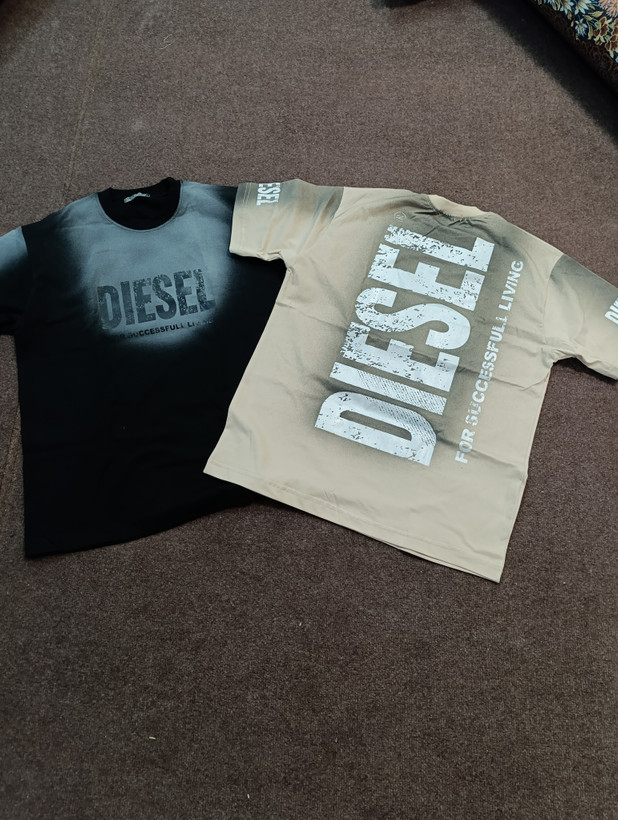 تیشرت طرح دار باکسی استین کوتاه پشت چاپ برند disel رنگ کرم